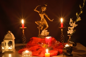 dreamstime_m_55047920-statue and candles